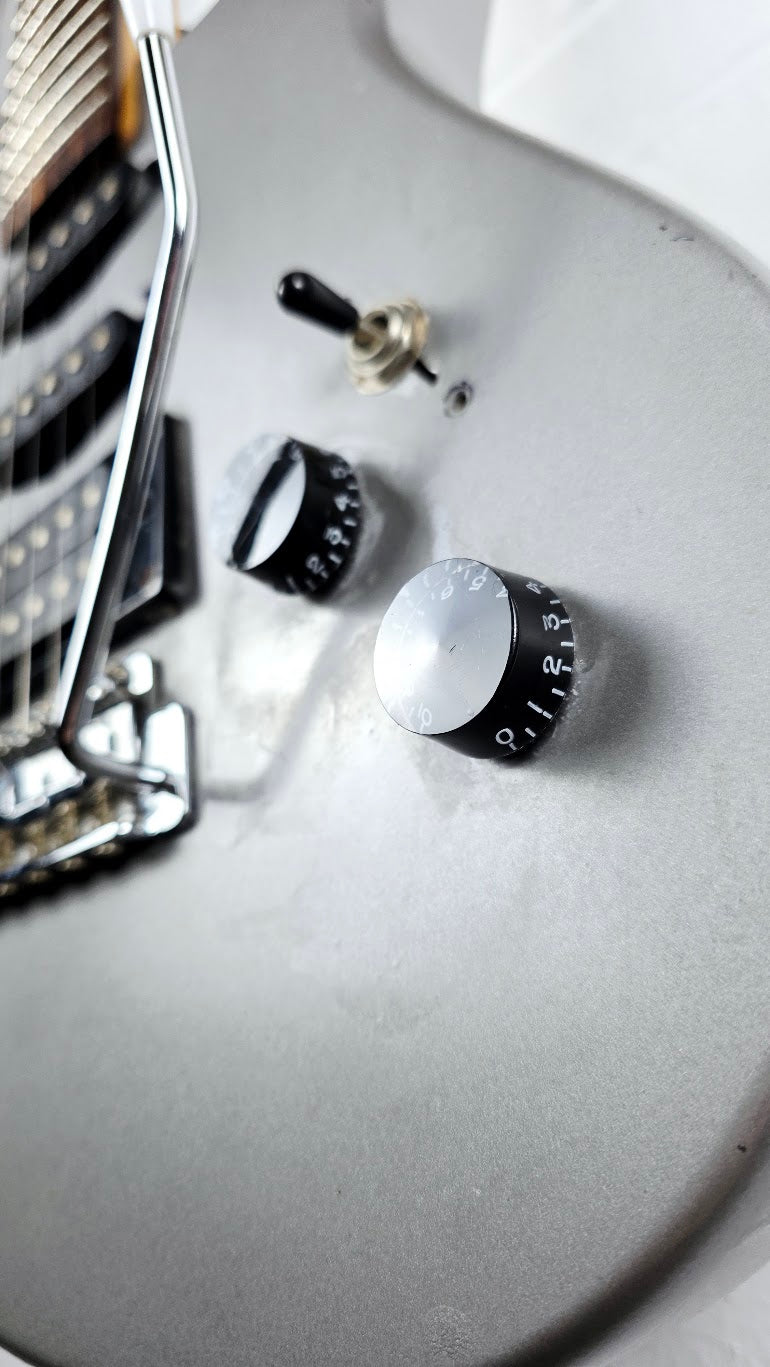 WASHBURN PRO MAVERICK SERIES SILVER ELECTRIC GUITAR