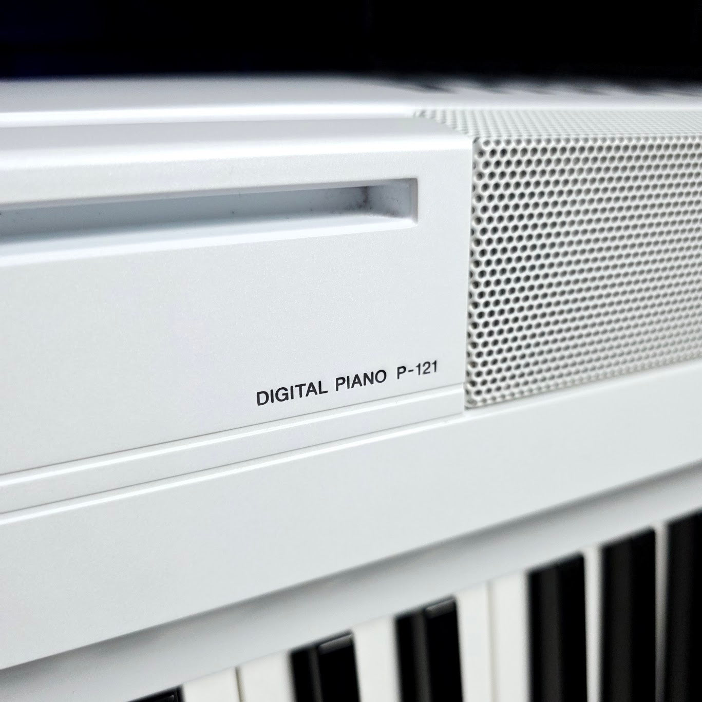YAMAHA P121 DIGITAL PIANO WHITE 73 HAMMER KEY