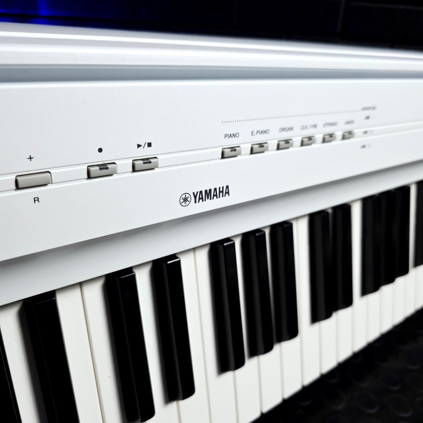 YAMAHA P121 DIGITAL PIANO WHITE 73 HAMMER KEY