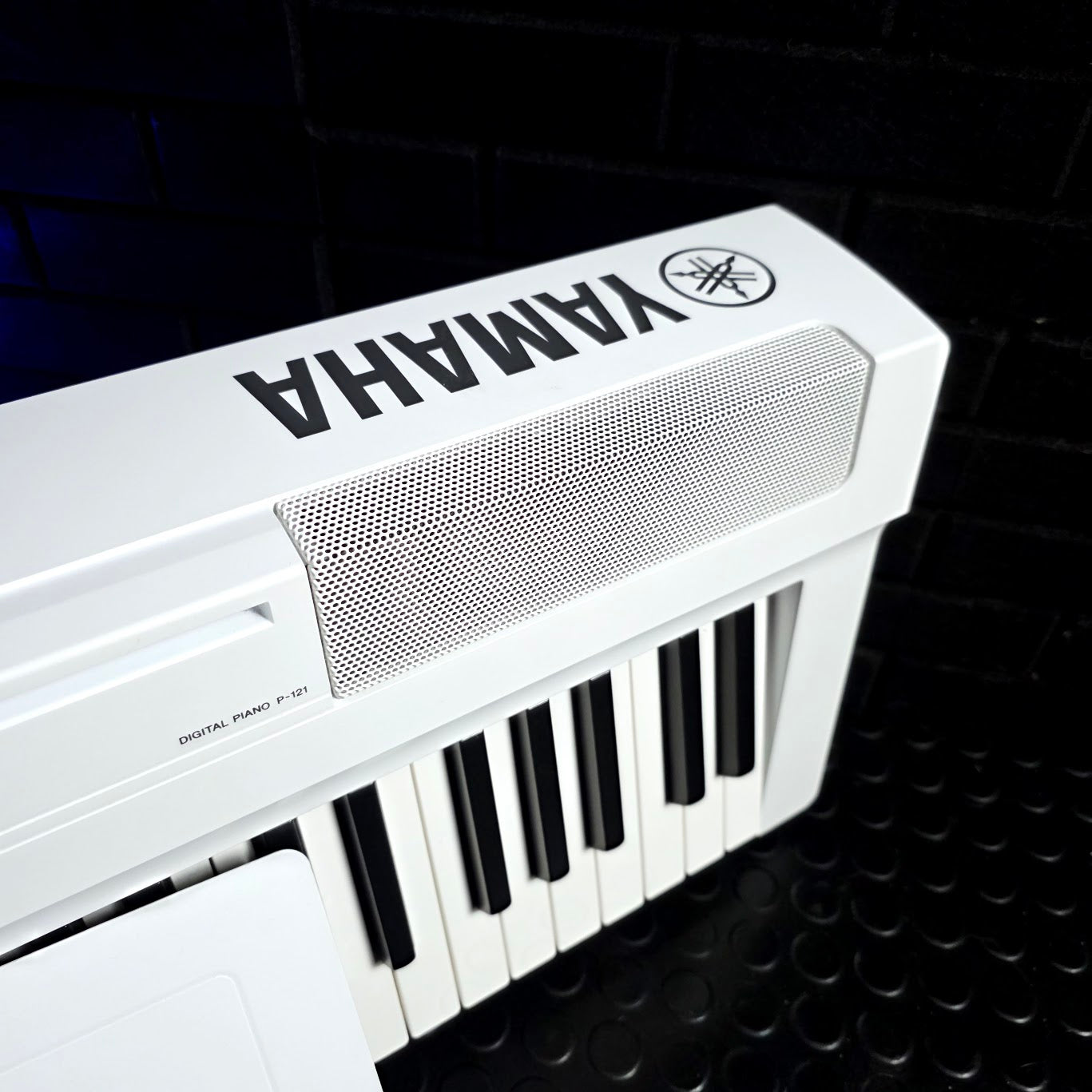 YAMAHA P121 DIGITAL PIANO WHITE 73 HAMMER KEY
