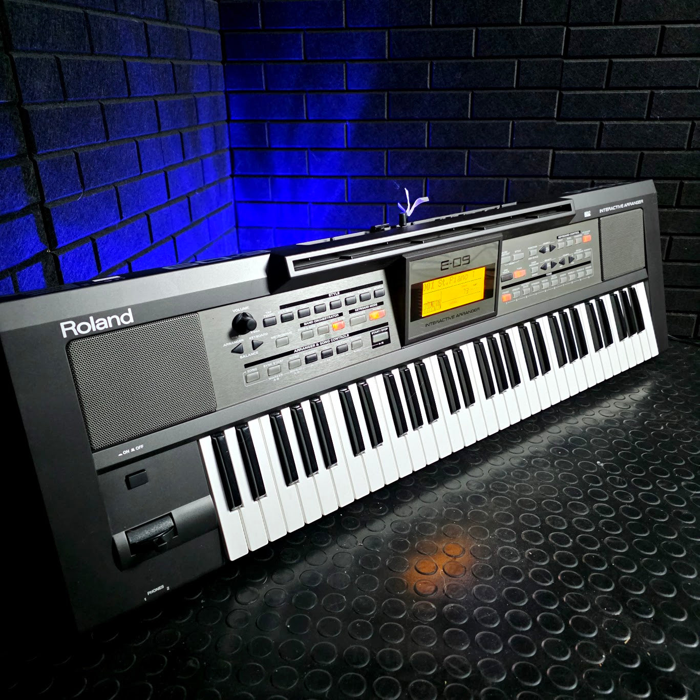 ROLAND E-09 KEYBOARD 61 KEY INTERACTIVE ARRANGER