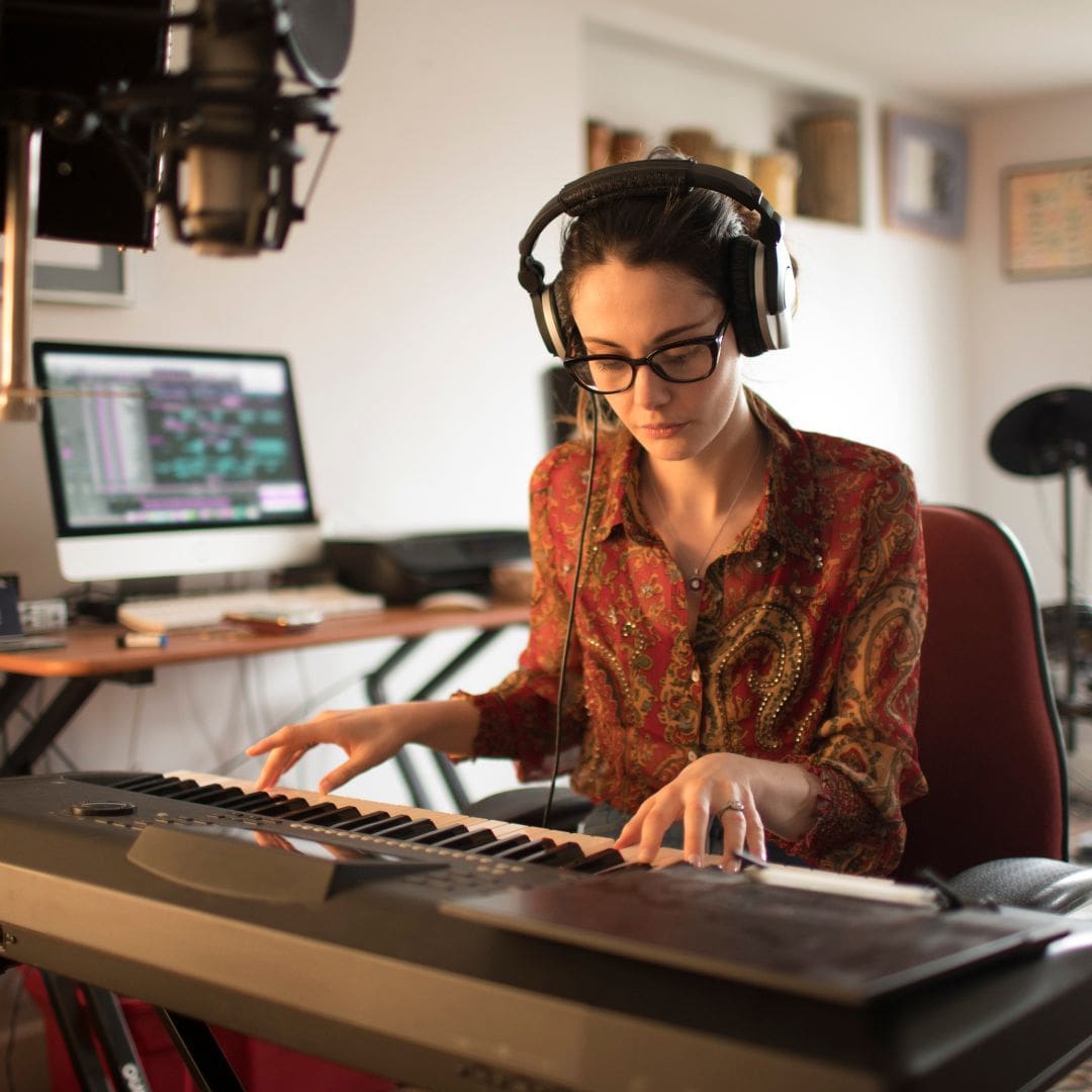 A picture of a woman playing a keyboard