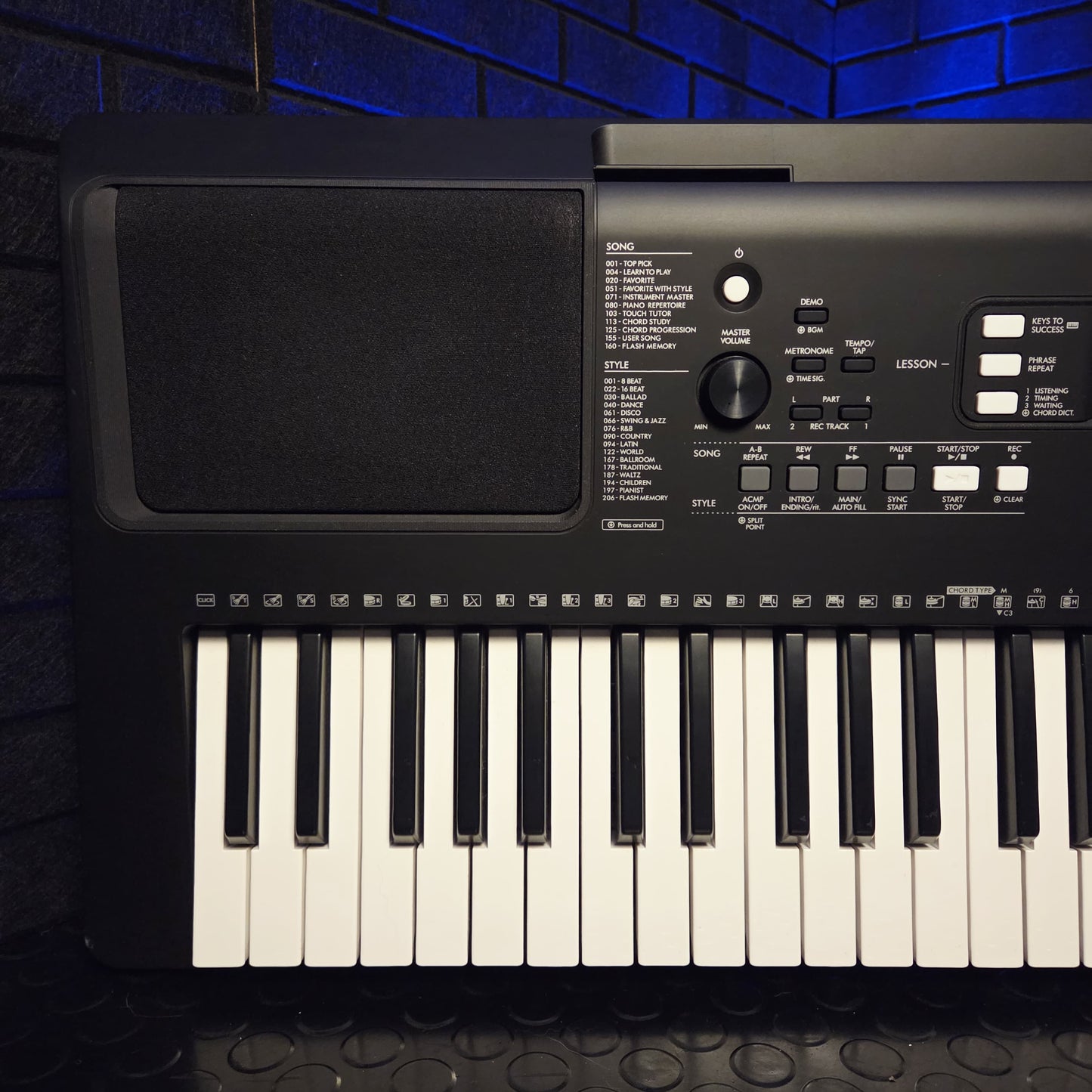 YAMAHA E373 61 KEY TOUCH SENSITIVE KEYBOARD