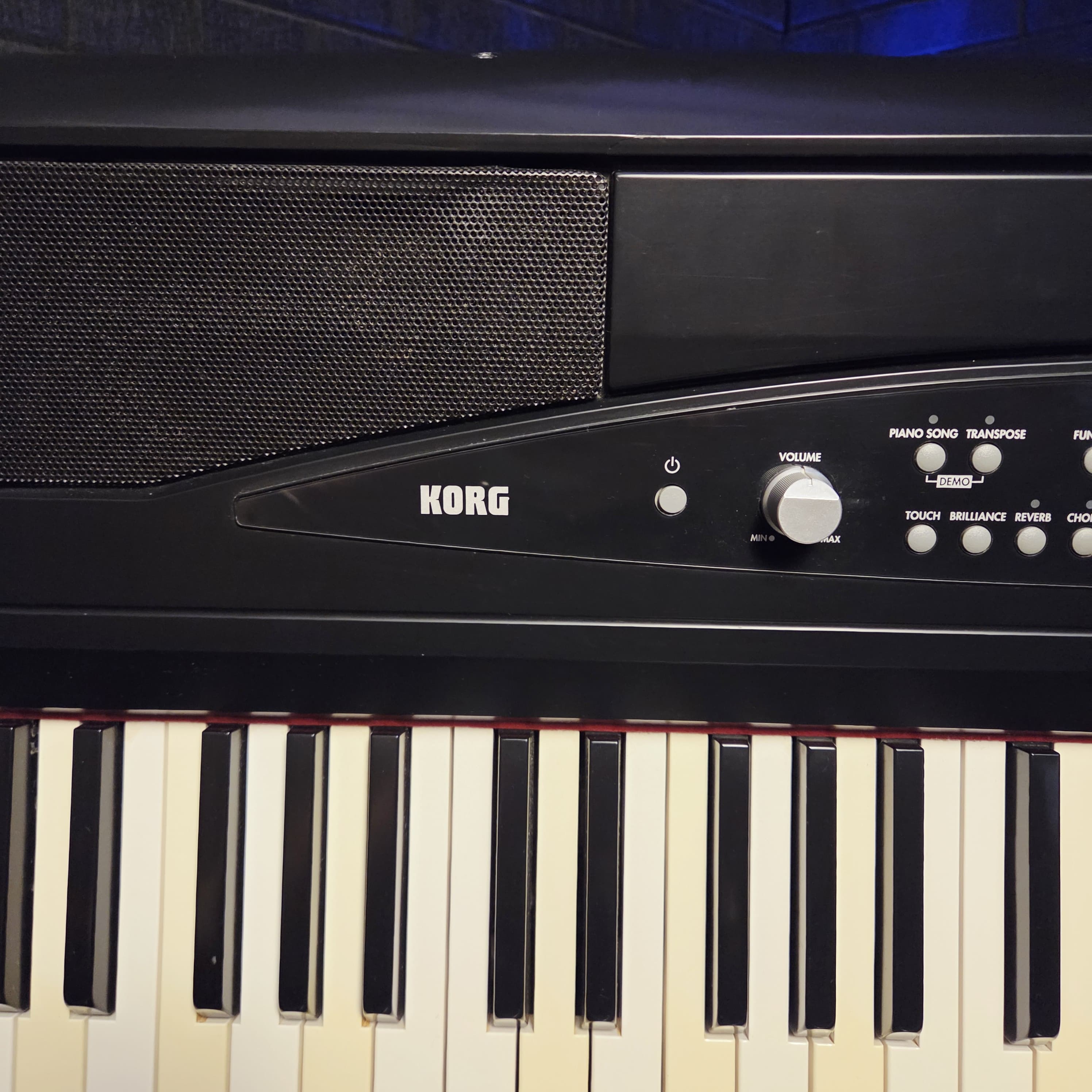 KORG SP280 DIGITAL PIANO WITH ACCESSORIES