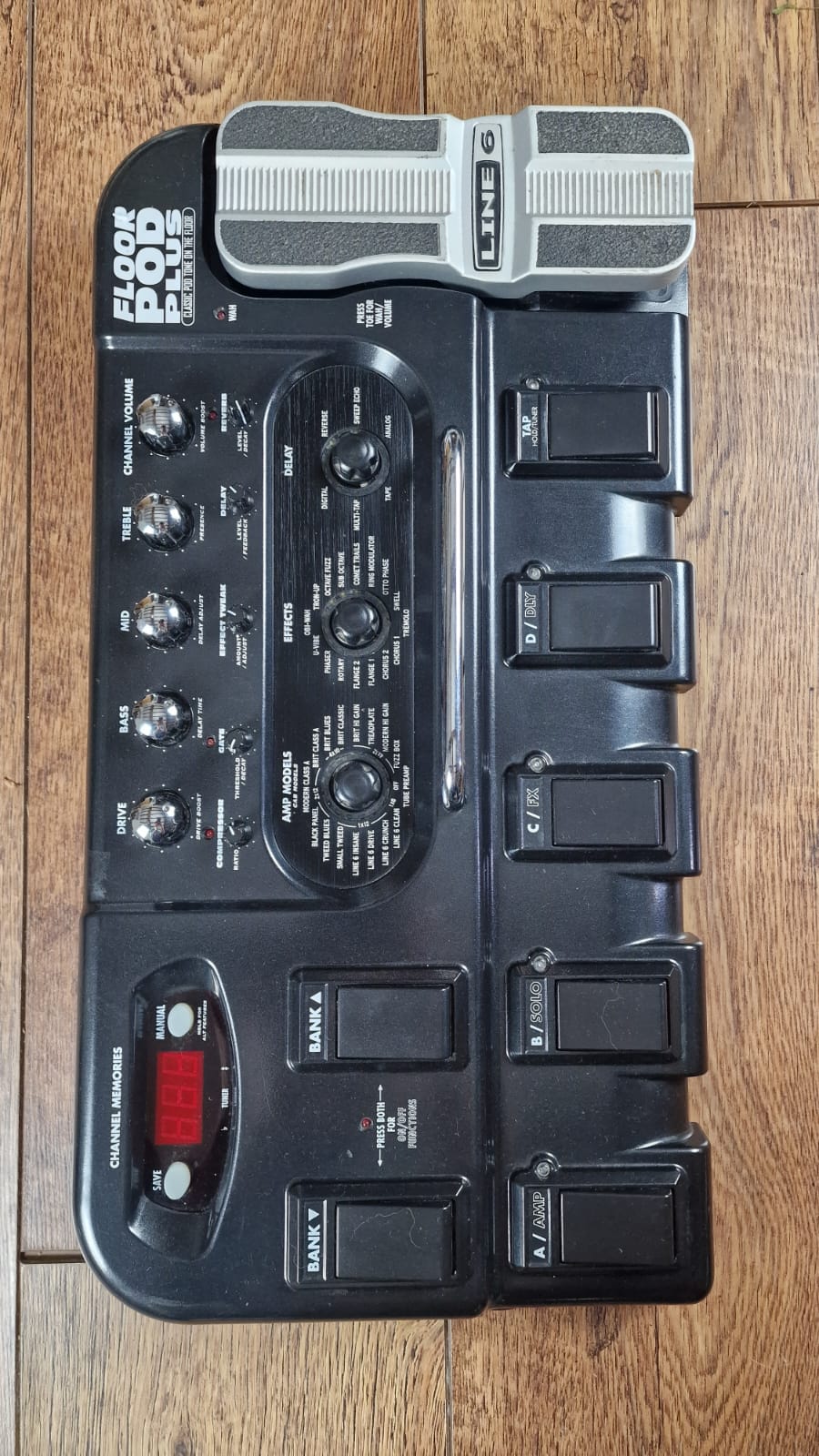 LINE 6 FLOOR POD PLUS MULTI EFFECTS PROCESSOR