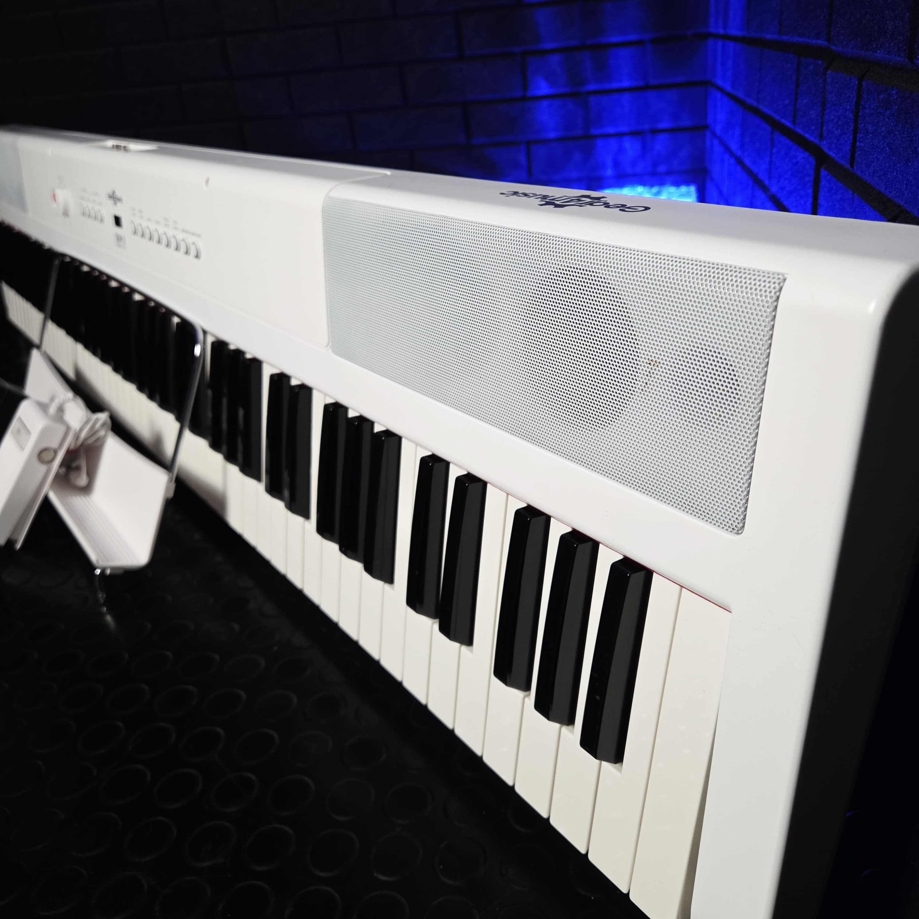 GEAR4MUSIC SDP-2 STAGE PIANO WHITE 88 KEY TOUCH SENSTIVE