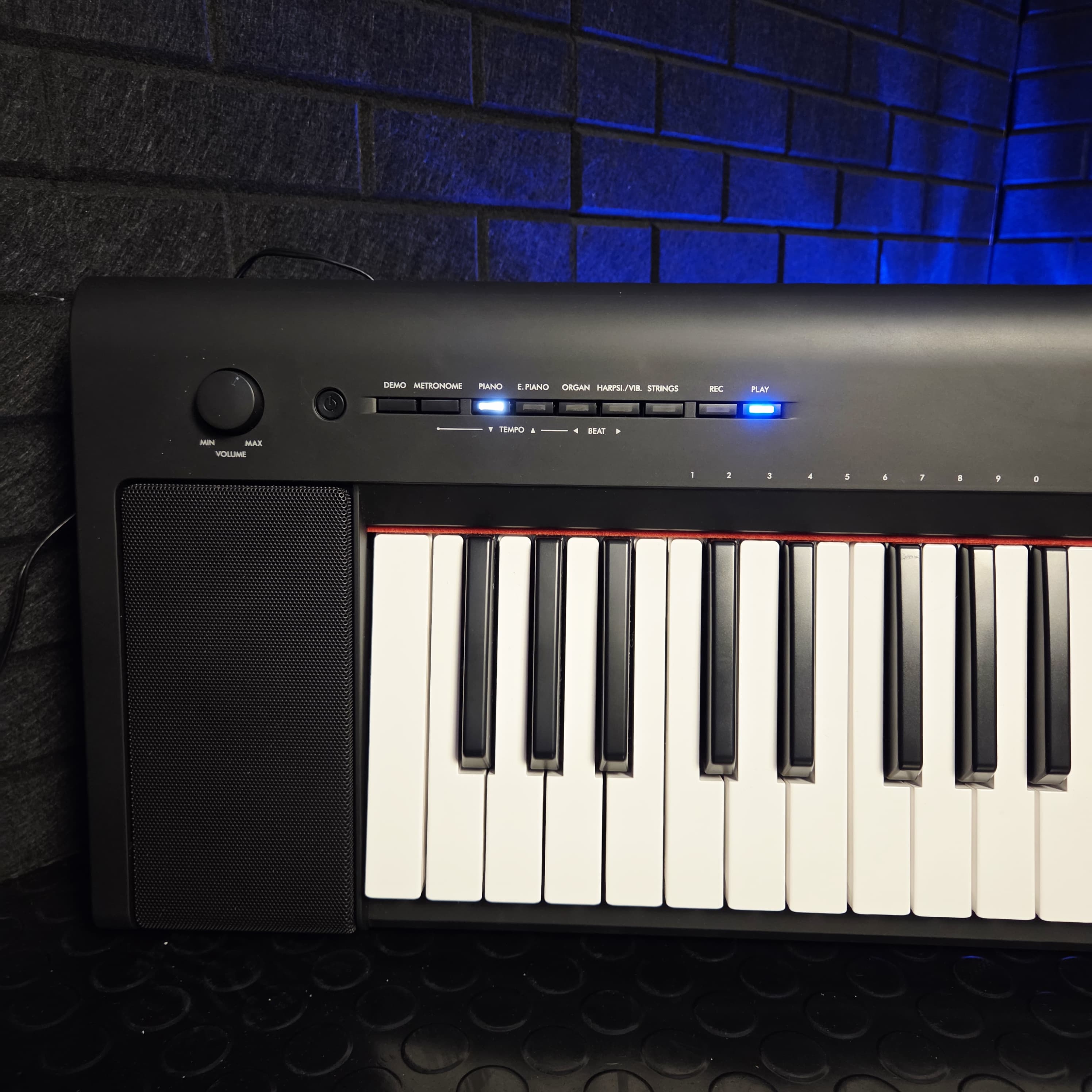 YAMAHA NP35B BLACK 76 KEY TOUCH SENSITIVE KEYBOARD
