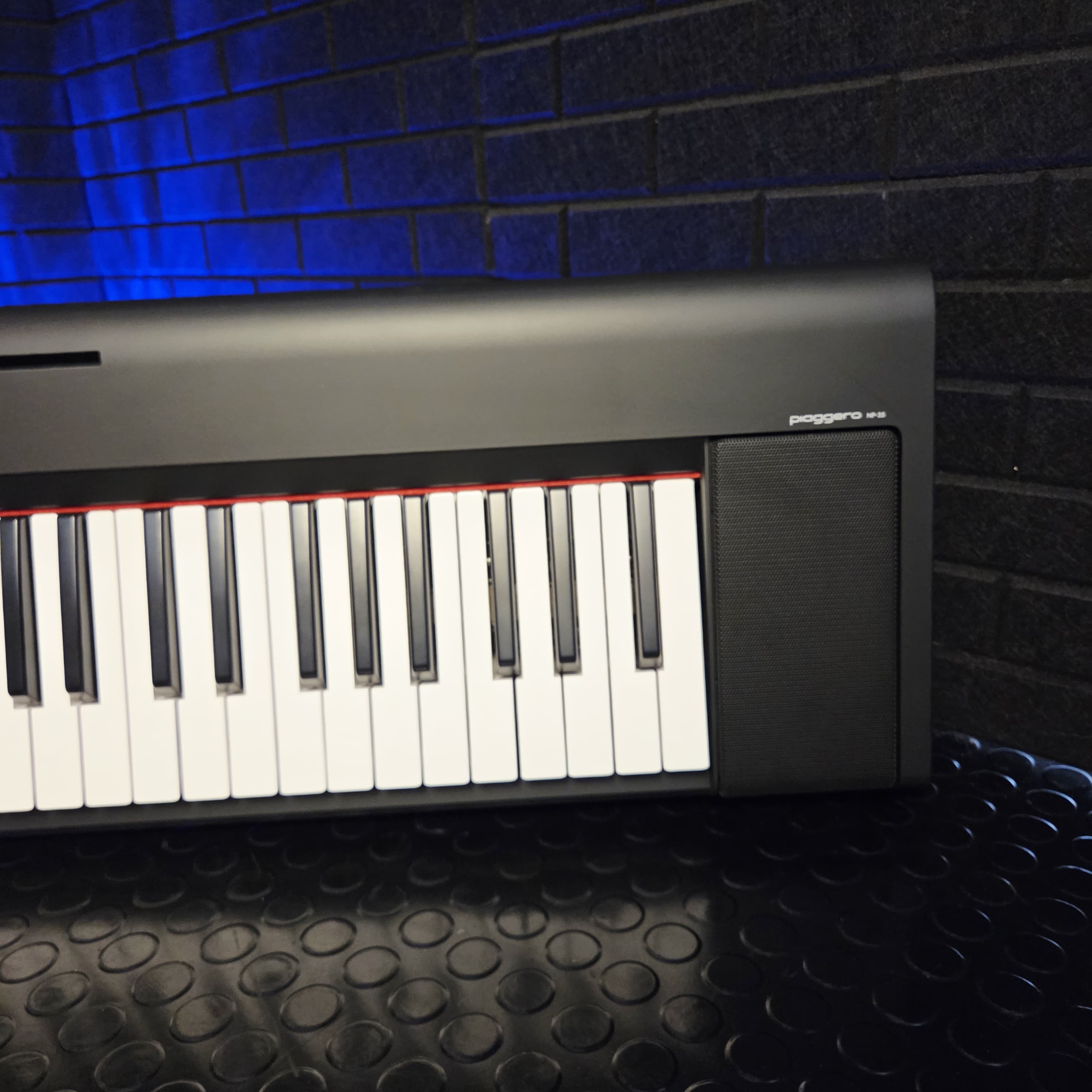 YAMAHA NP35B BLACK 76 KEY TOUCH SENSITIVE KEYBOARD