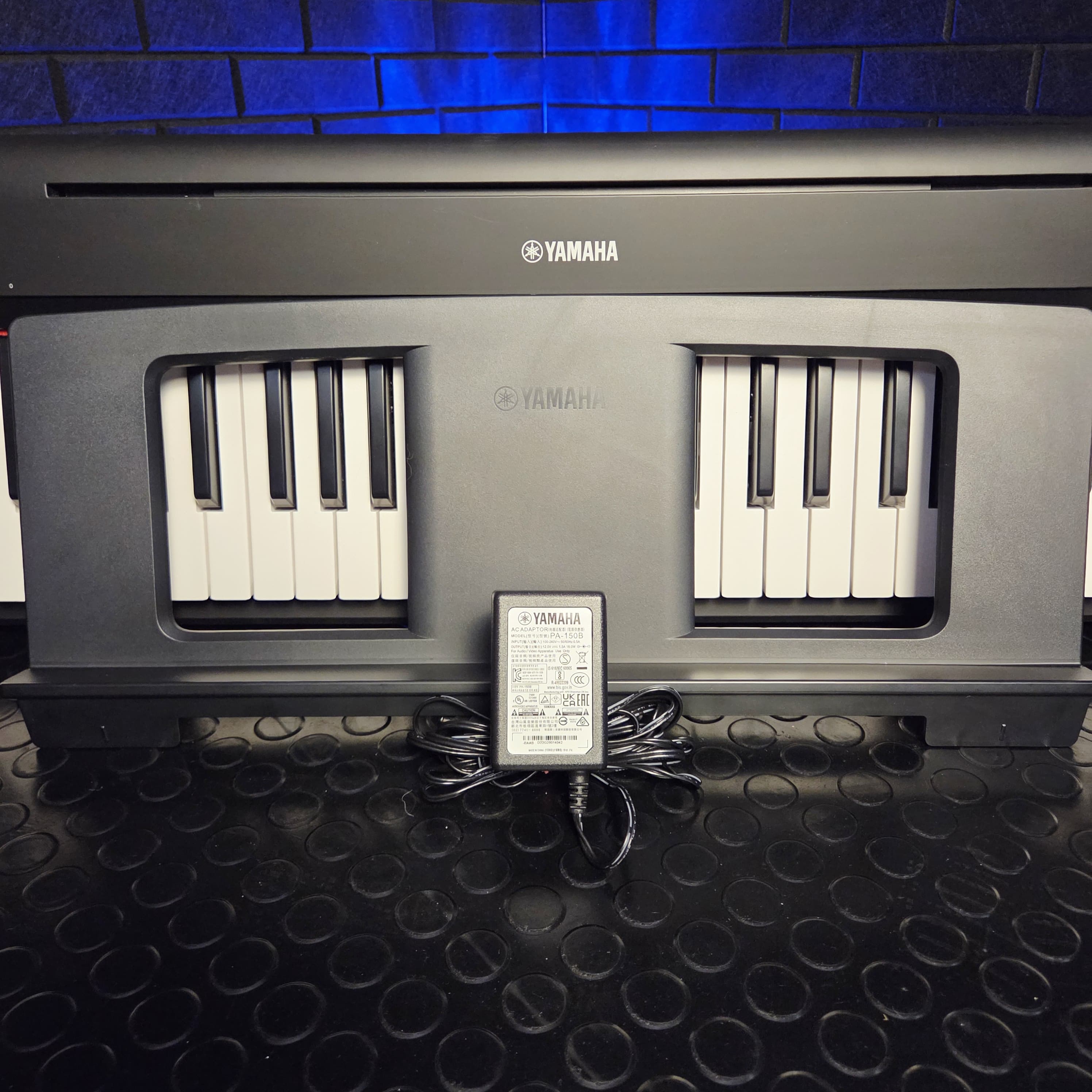 YAMAHA NP35B BLACK 76 KEY TOUCH SENSITIVE KEYBOARD