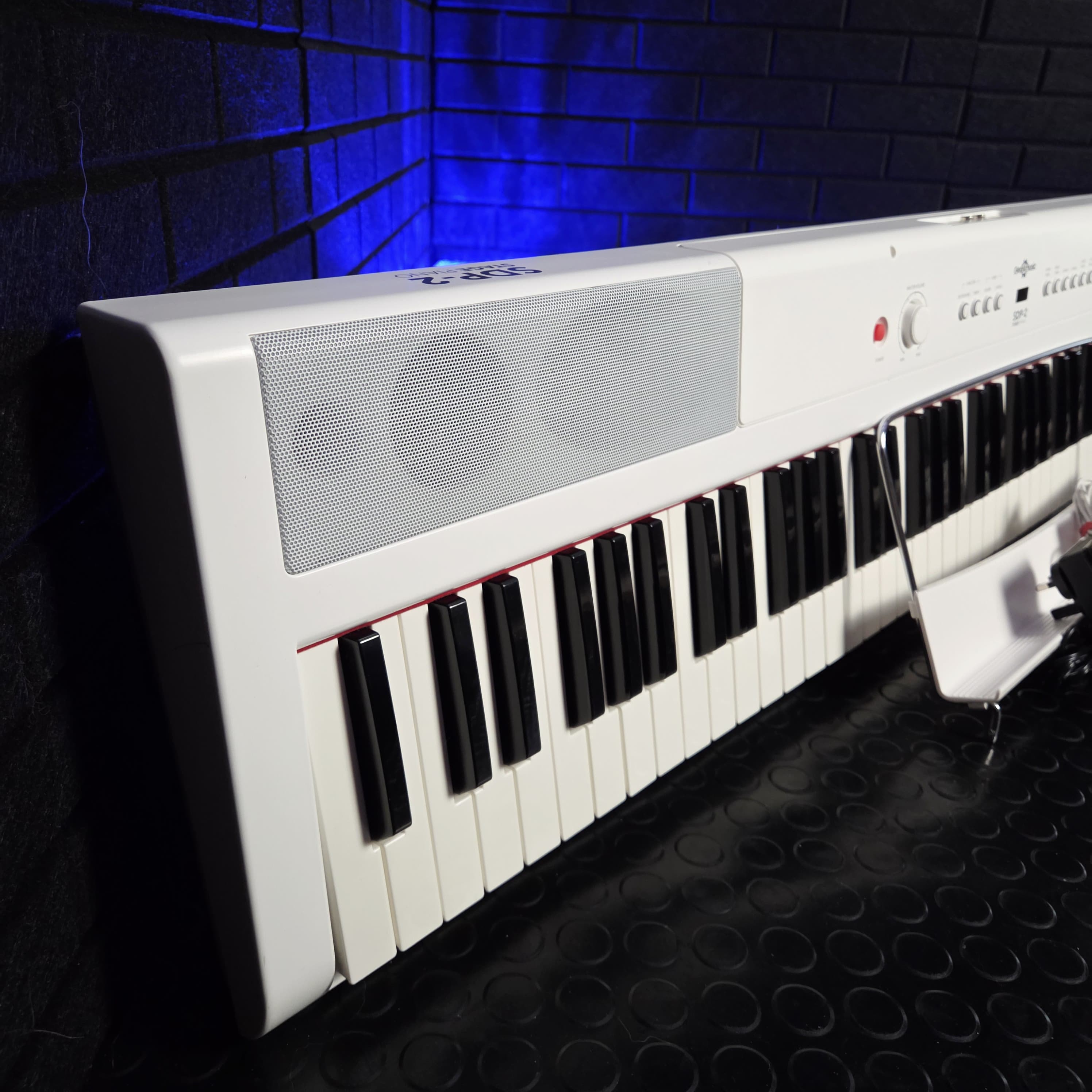 GEAR4MUSIC SDP-2 STAGE PIANO WHITE 88 KEY TOUCH SENSTIVE