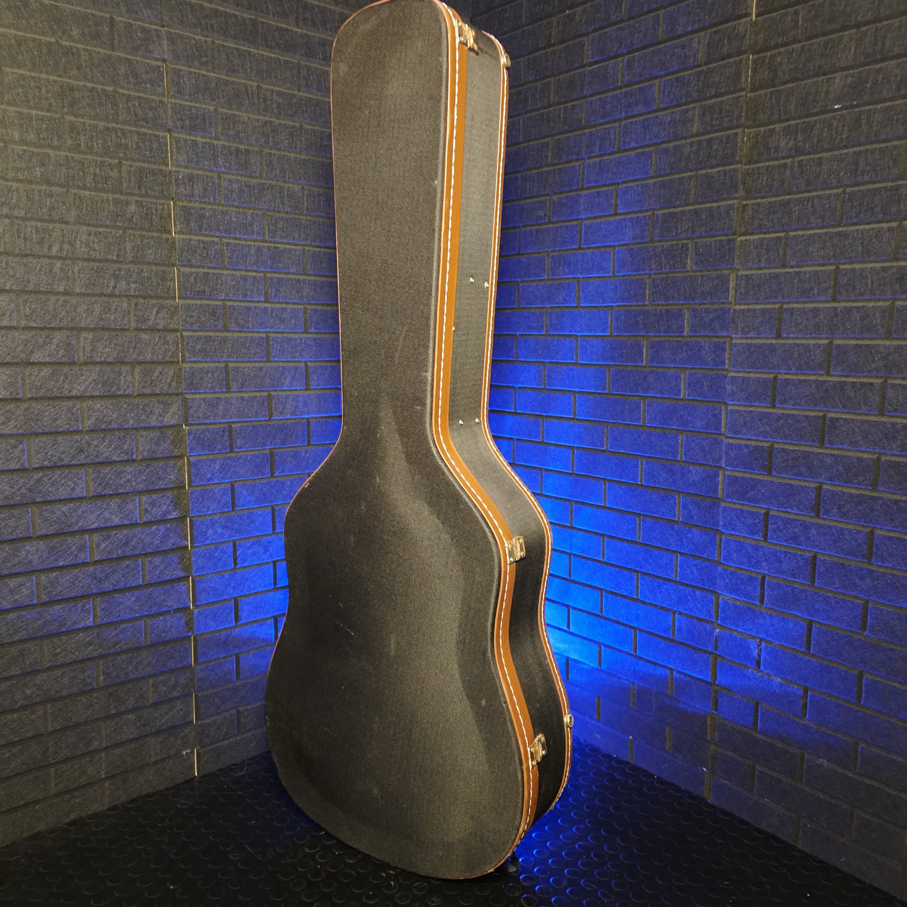 DELUXE ACOUSTIC HARD CASE BLACK WITH BROWN LEATHER TRIM