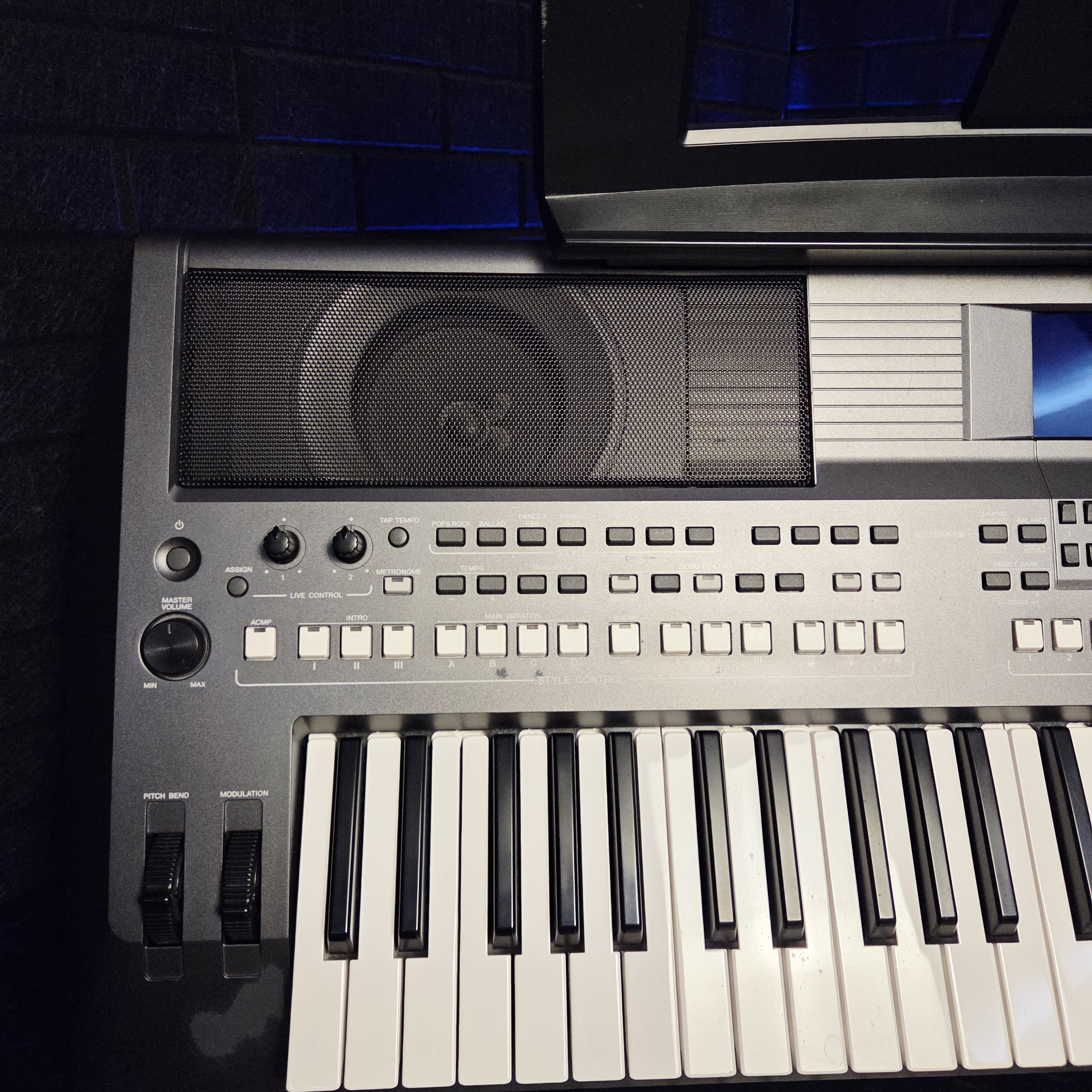 YAMAHA PSR-S670 61 KEY ARRANGER WORKSTATION KEYBOARD