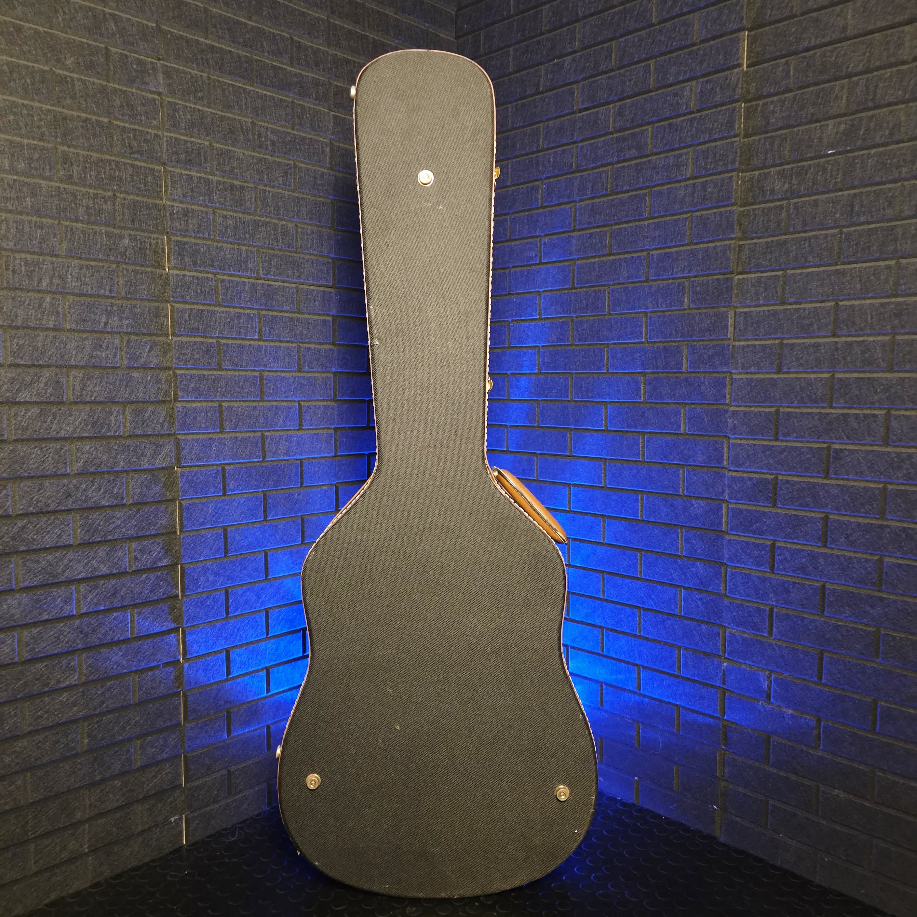 DELUXE ACOUSTIC HARD CASE BLACK WITH BROWN LEATHER TRIM