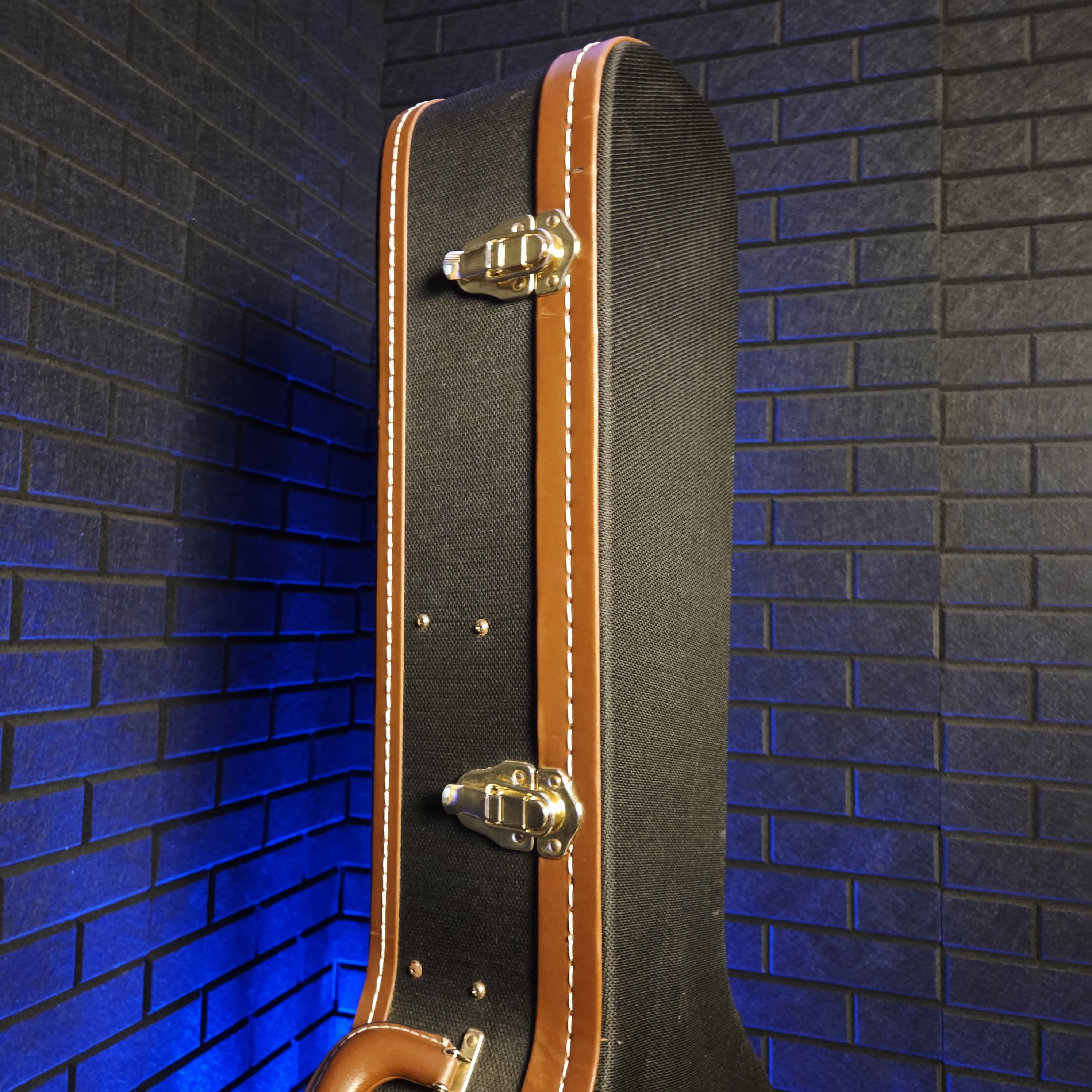 DELUXE ACOUSTIC HARD CASE BLACK WITH BROWN LEATHER TRIM