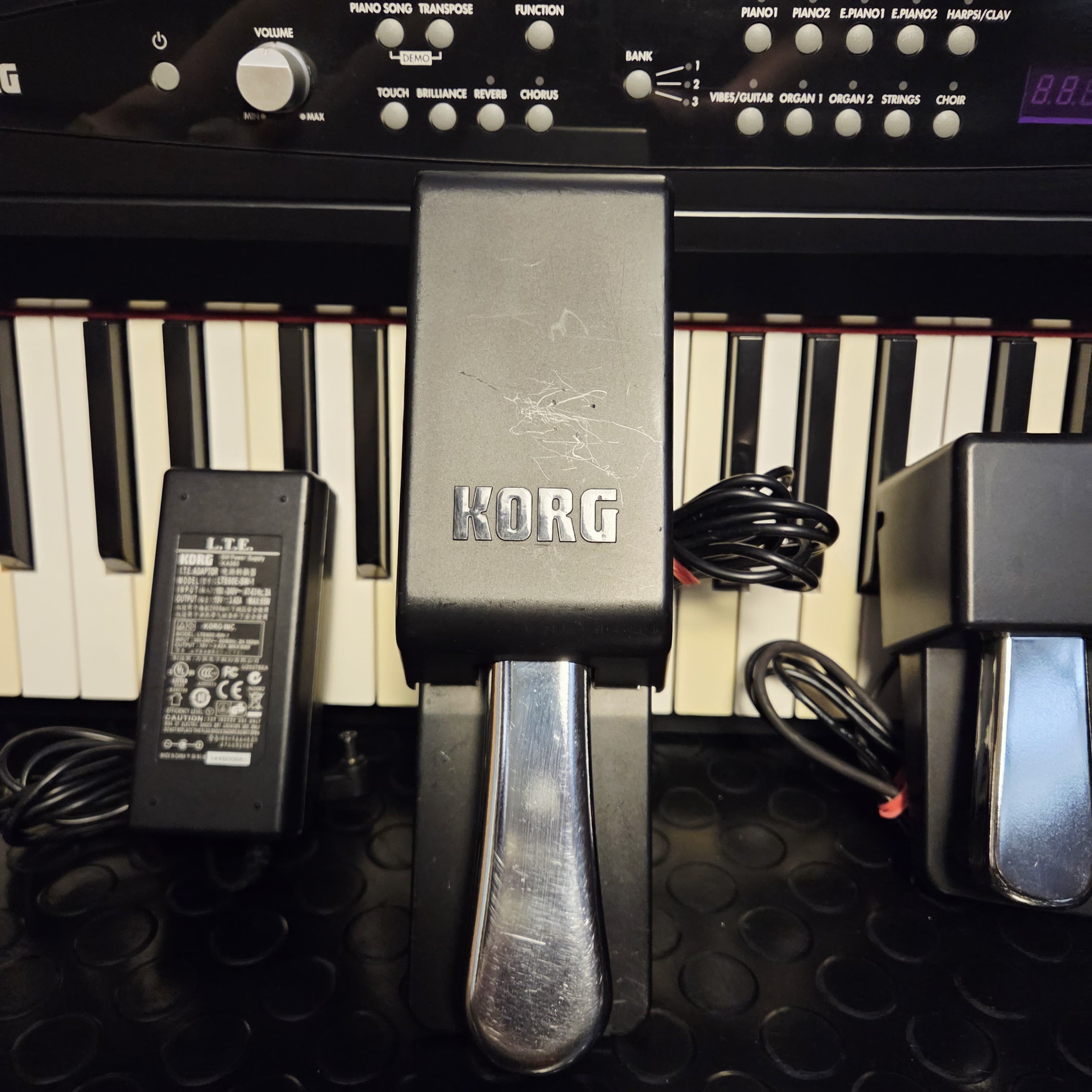 KORG SP280 DIGITAL PIANO WITH ACCESSORIES