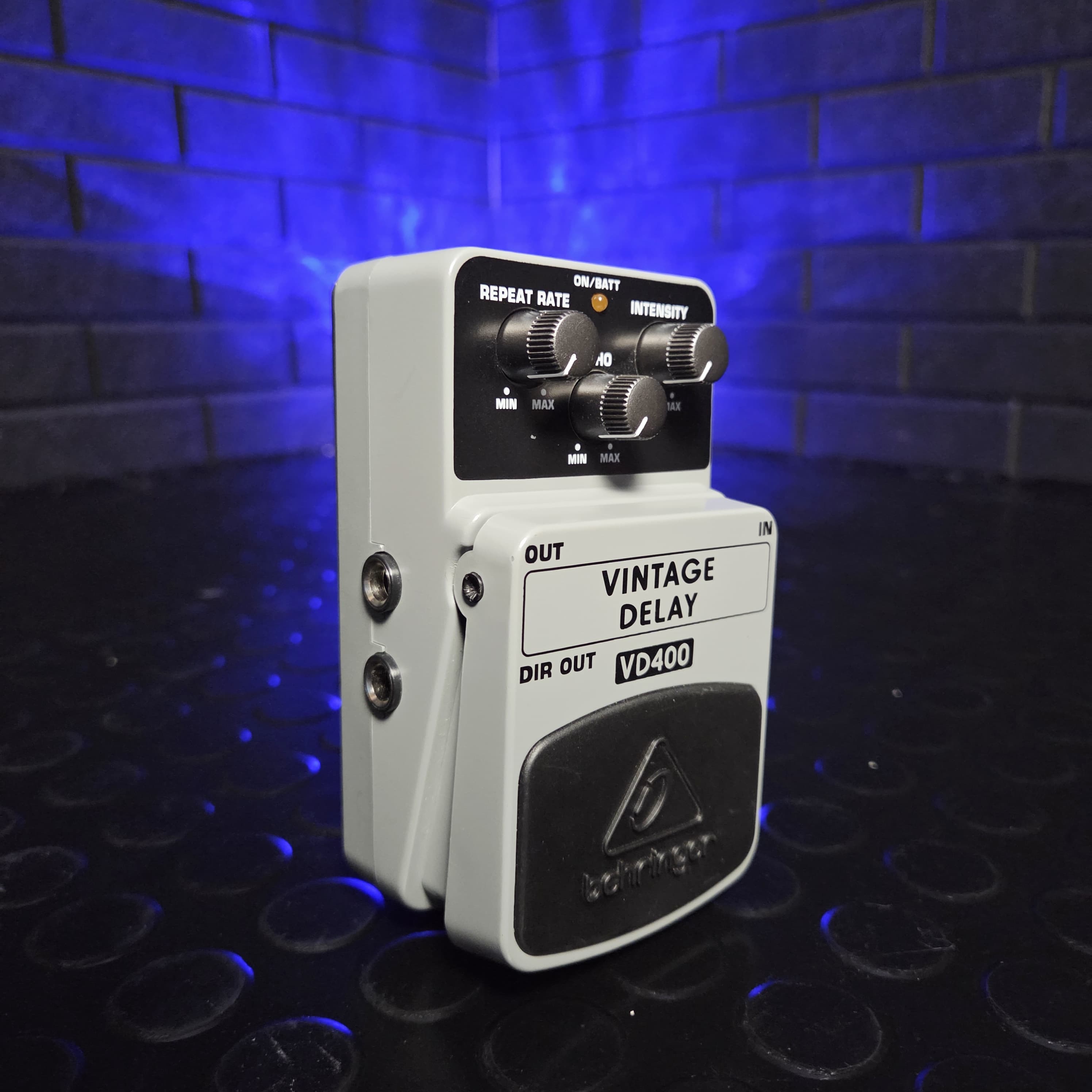 BEHRINGER VINTAGE DELAY VD400 GUITAR PEDAL